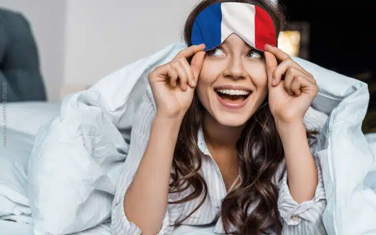 un masque de sommeil bleu blanc rouge
