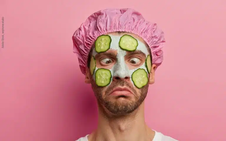 un homme avec un masque de concombre