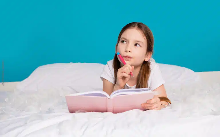 Une enfant sur son lit qui réfléchit
