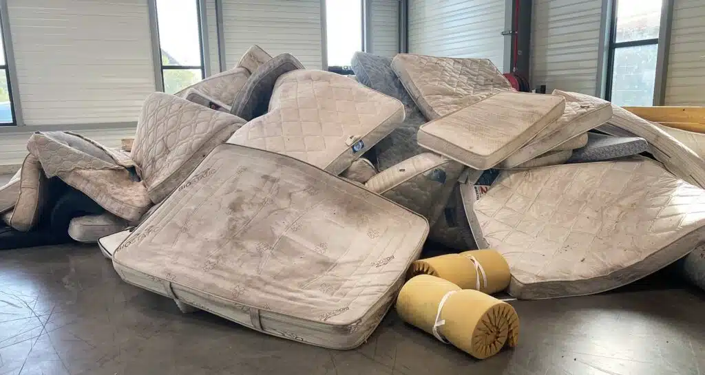 une pile de vieux matelas