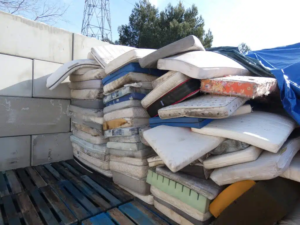 une pile de vieux matelas qui attend le recyclage