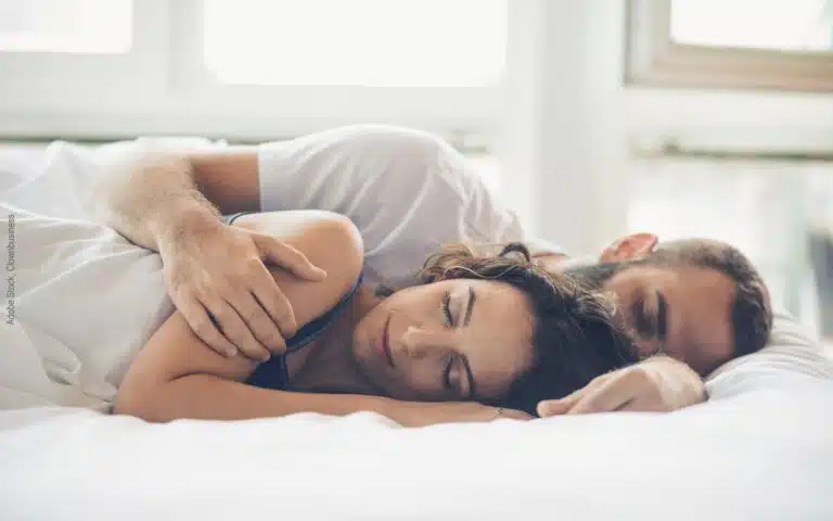 un couple d'âge moyen dort paisiblement