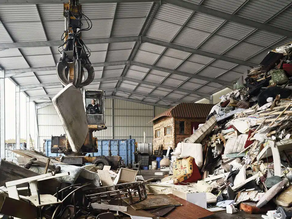 une grue de levage en centre de tri de matelas