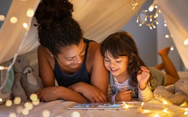 une petite fille a fait une tente sur son lit