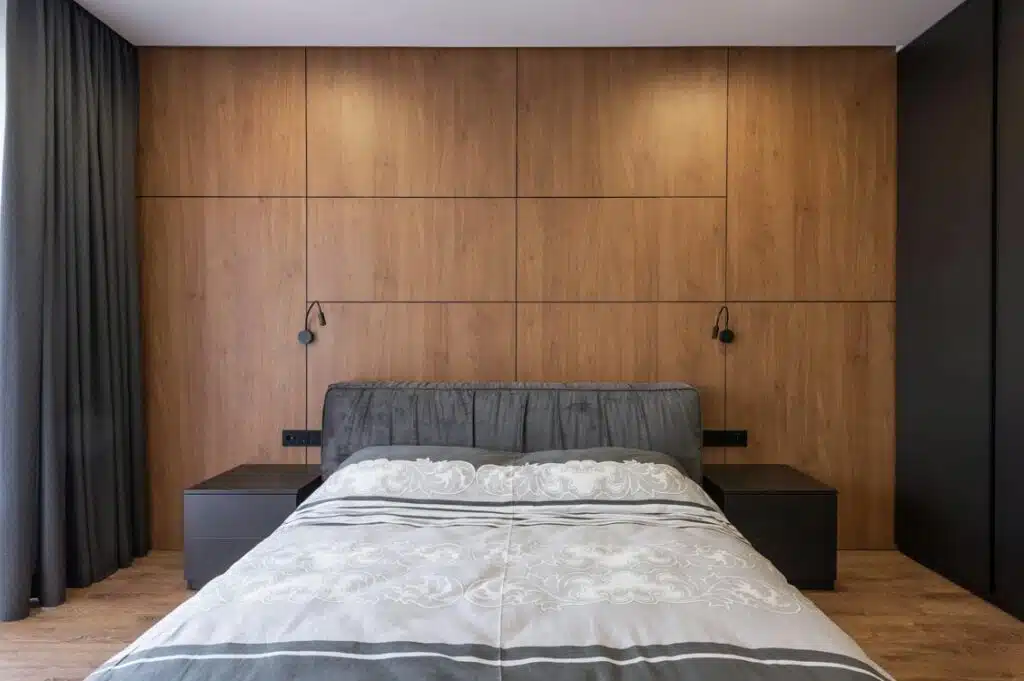 une chambre design sur un mur bois raffiné