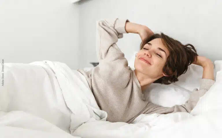 une femme se réveille en pleine forme