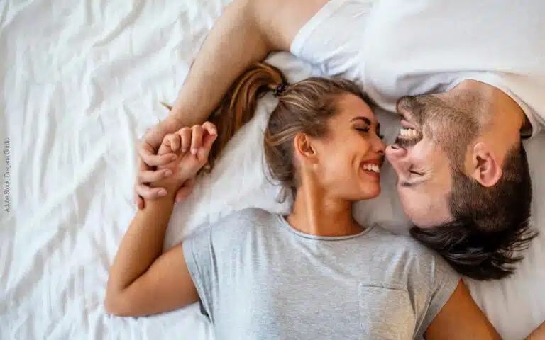 un couple nez à nez sur un matelas