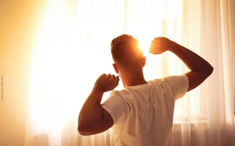 un homme se lève au petit matin