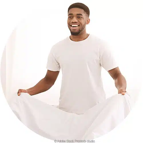 un jeune homm refait sa couette blanche