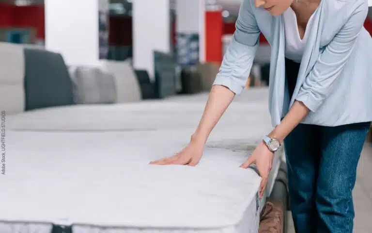 les mains d'une femme sur un matelas