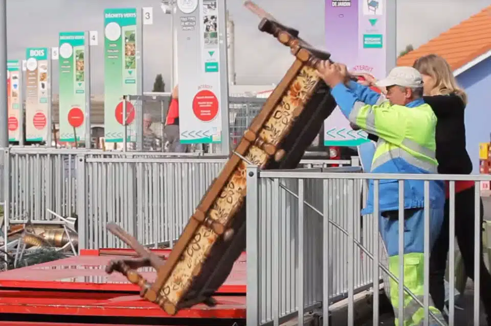 dépôt d'un vieux meuble en déchetterie