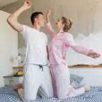 un jeune couple celèbre sa nouvelle déco de chambre