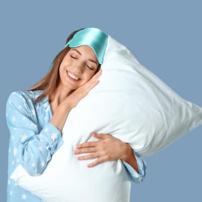 dormeuse en pyjama avec son oreiller