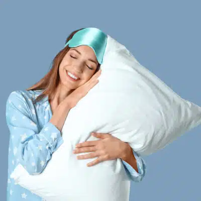 dormeuse en pyjama avec son oreiller
