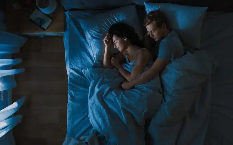 un couple qui dort sur le côté