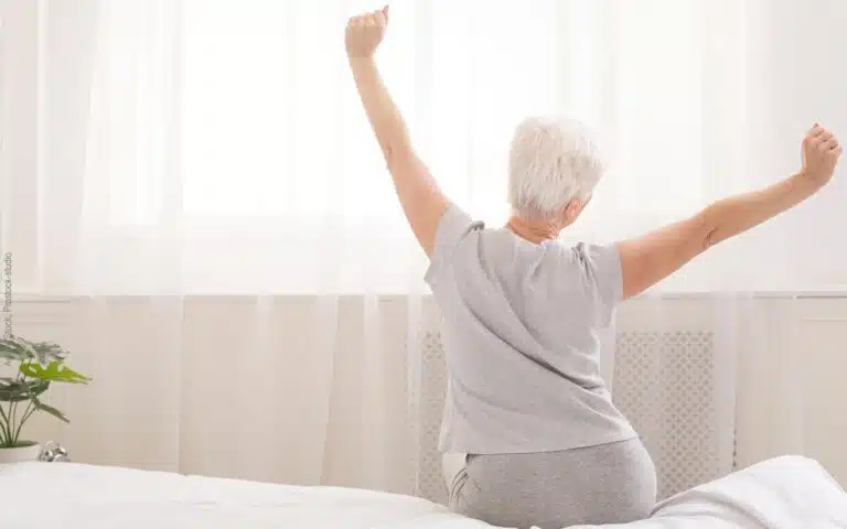 une femme tend les bras vers le nord