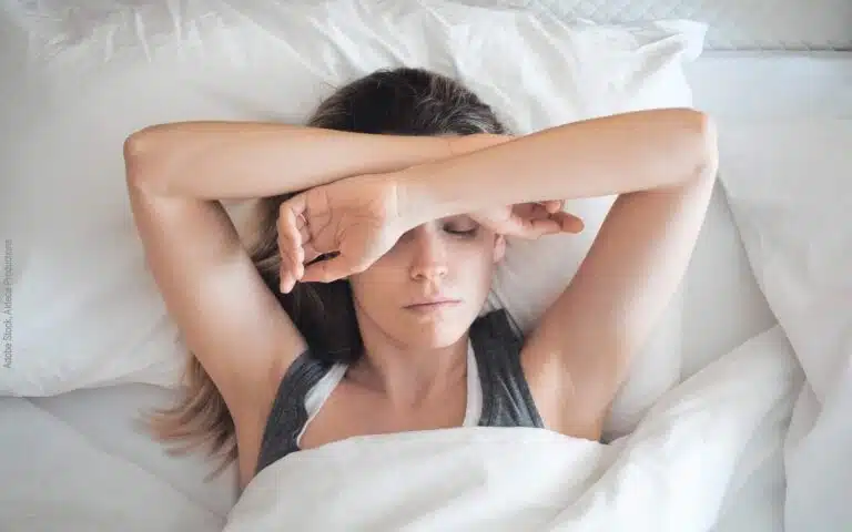 une jeune femme a des difficutlés pour s'endormir