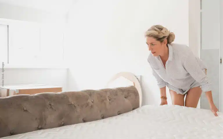 une femme dans l'entretien de sa literie