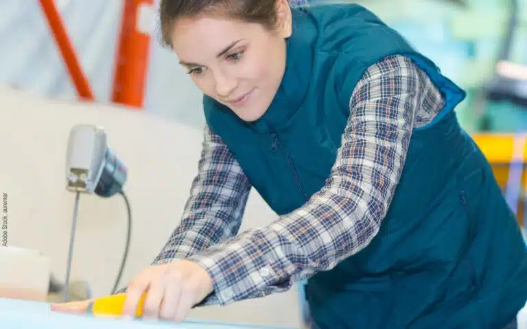 une opératrice en usine de matelas
