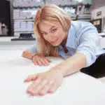 une femme vérifie la qualité d'un matelas