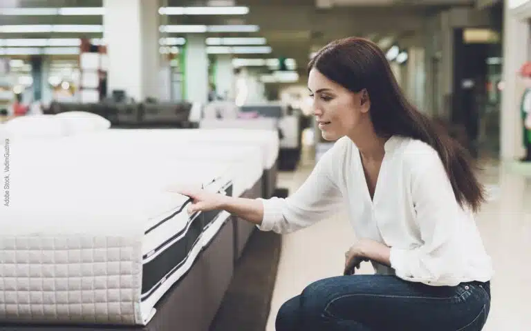 une femme cherche la face hiver d'un matelas