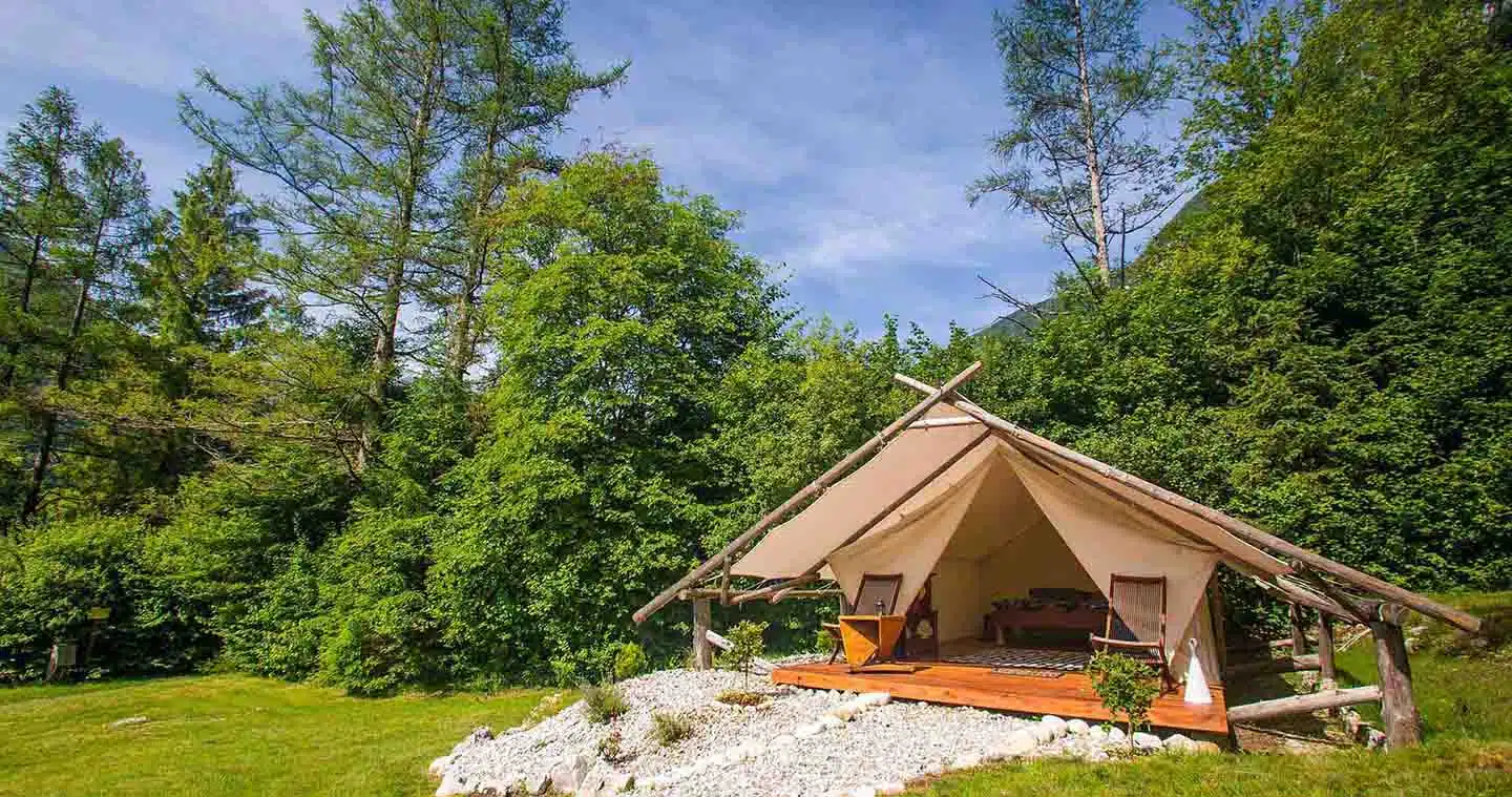 glamping, le camping dans une literie glamour