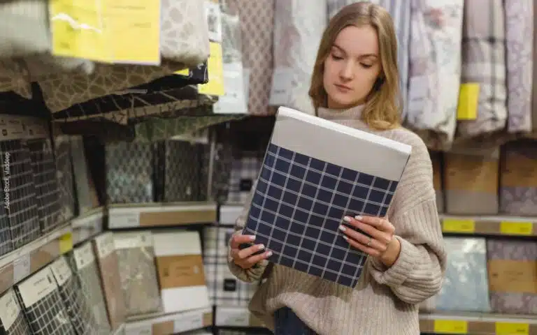 une femme achète du linge de lit dans un magasin