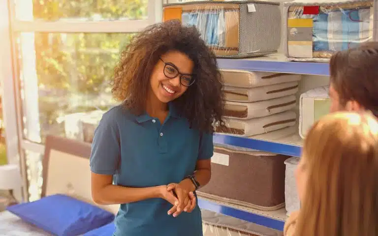 une jeune vendeuse de literie conseille un couple