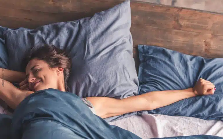 une femme dans un lit king size