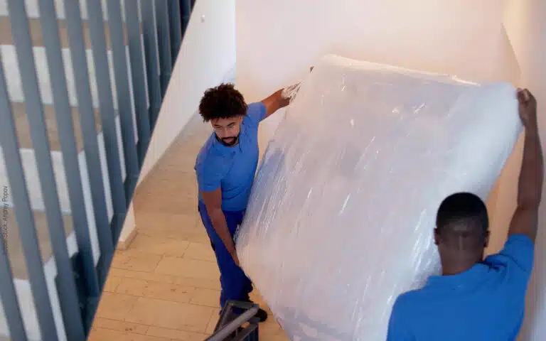 livraison d'un grand matelas par un escalier