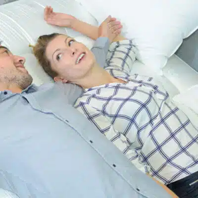 une femme sourie à son mari