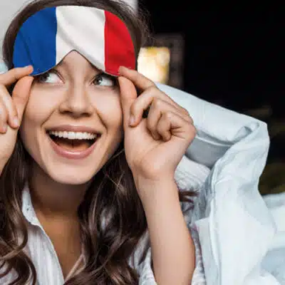 une jeune femme avec un bandeau tricolore