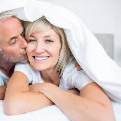 couple cheveux blancs sous une couette