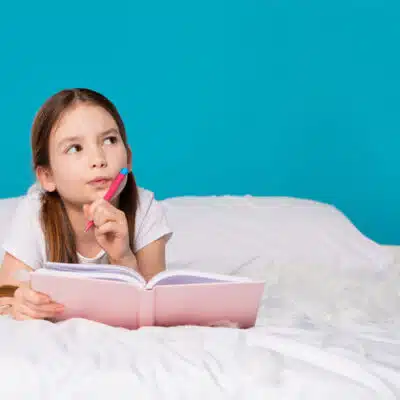 une petite fille qui réfléchit sur son lit