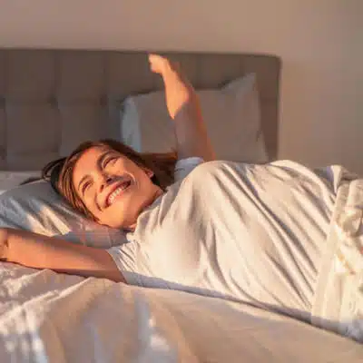 une femme étend ses bras au réveil