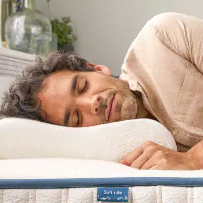 oreiller ergonomique utilisé par un homme