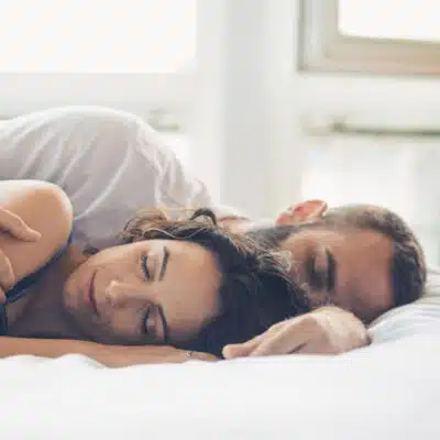 un couple dort paisiblement