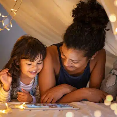 une enfant lit avec sa maman sur son lit