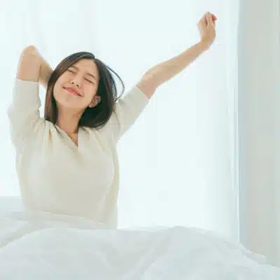 femme qui pratique le fengshui dans son lit