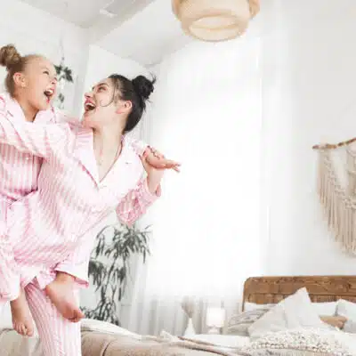 mère et fille jouent dans la chambre