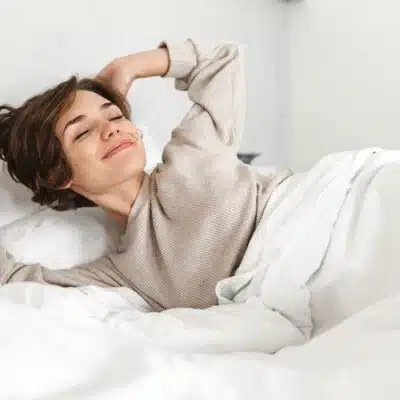 une femme se lève après une bonne nuit de sommeil