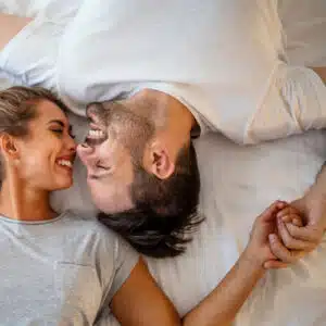 un couple se parle sur un lit