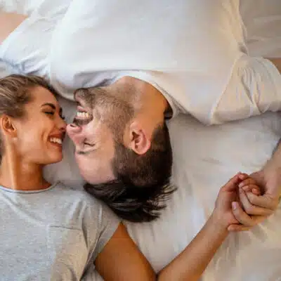 un couple se parle sur un lit