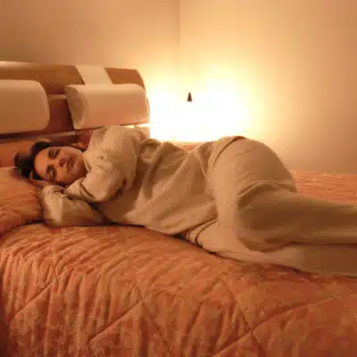 un lit avec tête de lit et des appuis-têtes intégrés