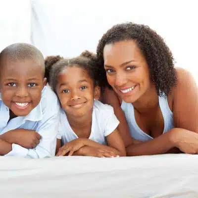 une maman et ses 2 enfants allongés