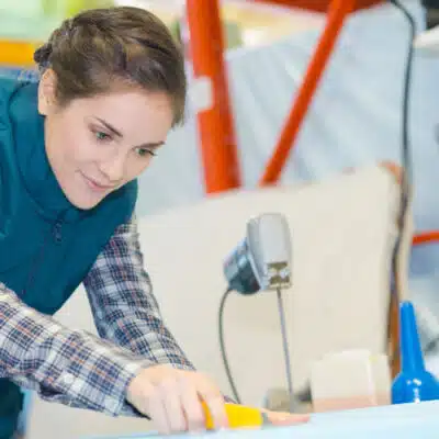 une femme qui travaille en fabrication de matelas