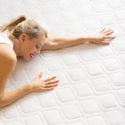 la fermeté du matelas testé par une femme