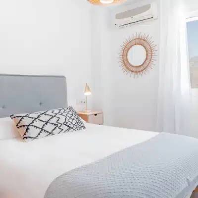 tête de lit dans jolie chambre claire