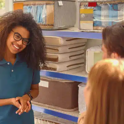 une vendeuse souriante conseille ses clients