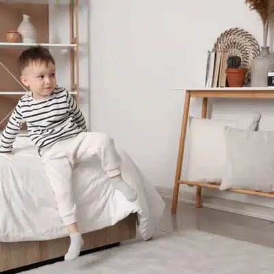 la hauteur d'un lit vue d'un enfant